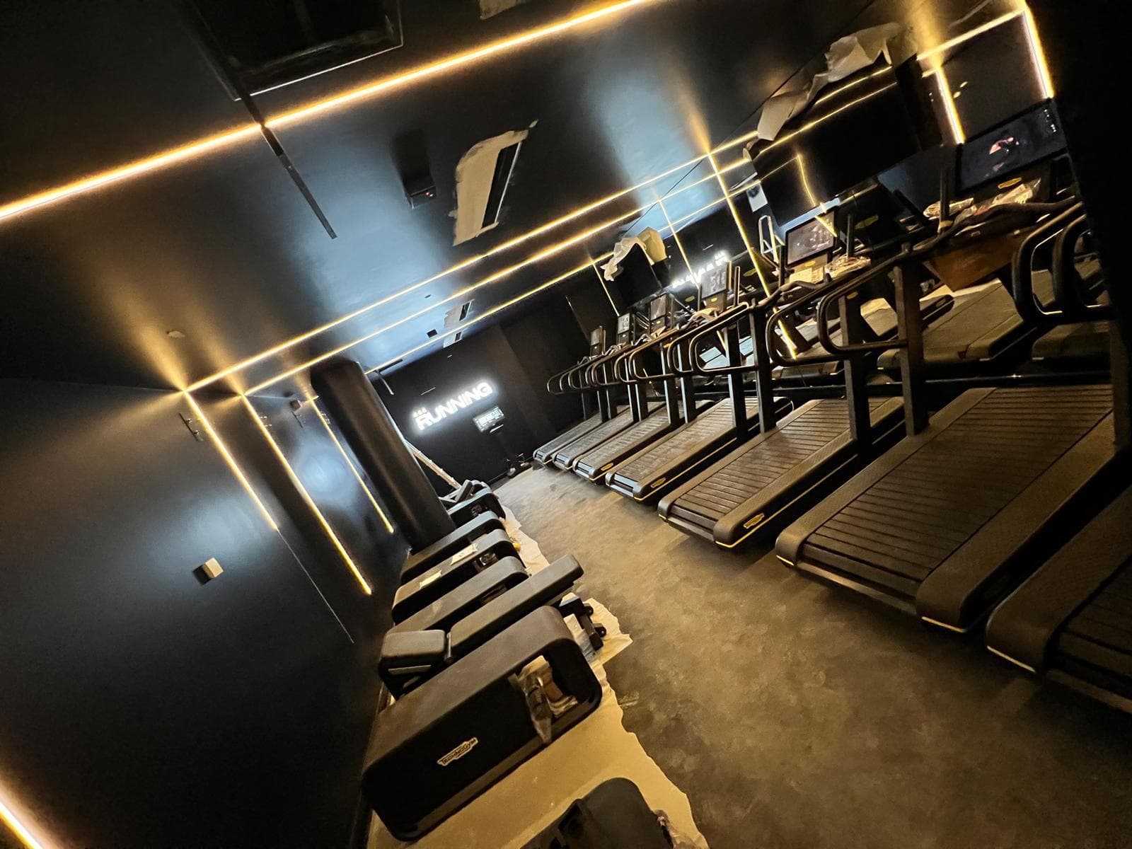 Salle cardio éclairée par des lignes LED, chantier tertiaire Tilt elec à Lyon
