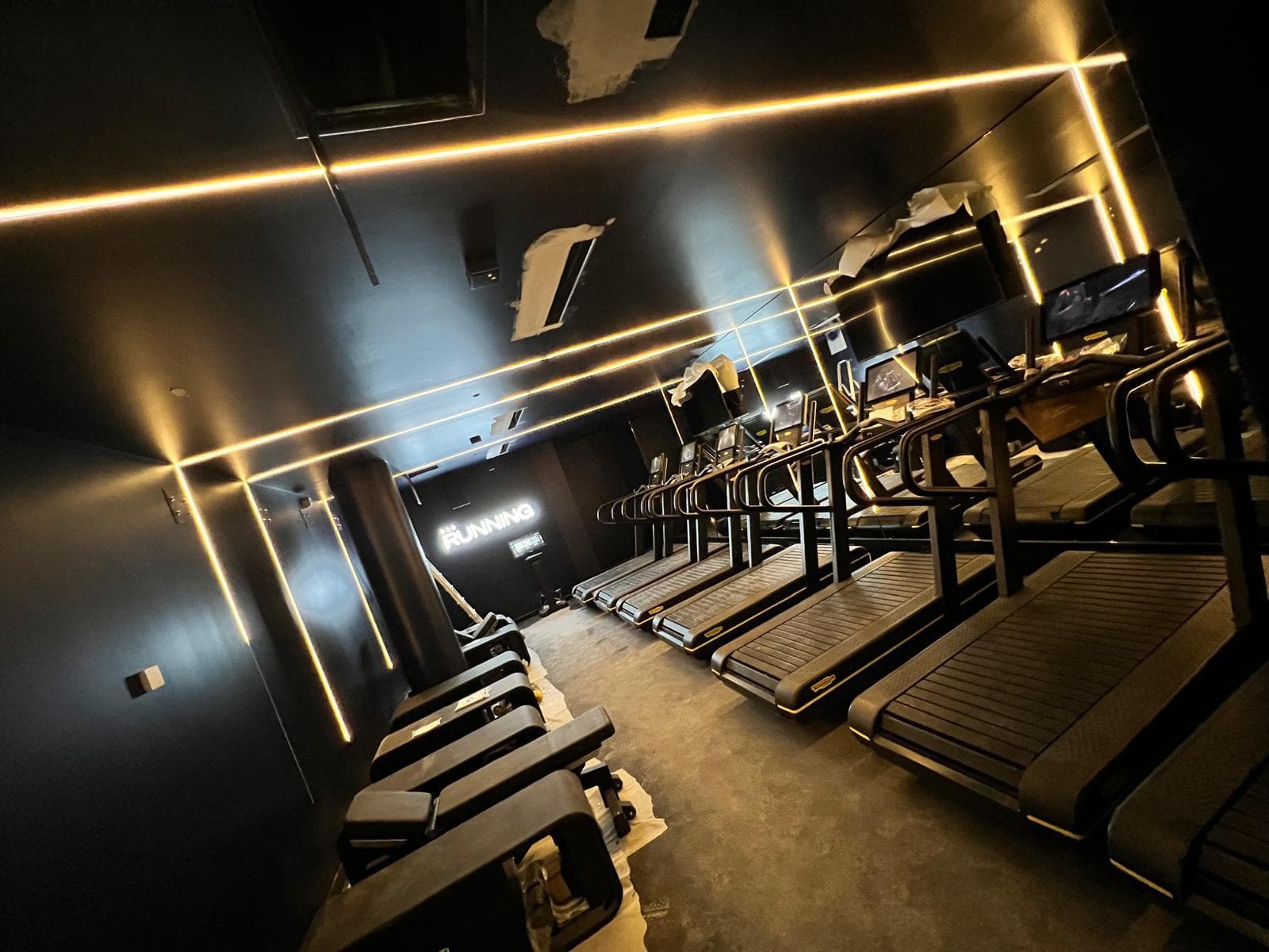 Éclairage LED linéaire d'une salle de sport installé par Tilt elec