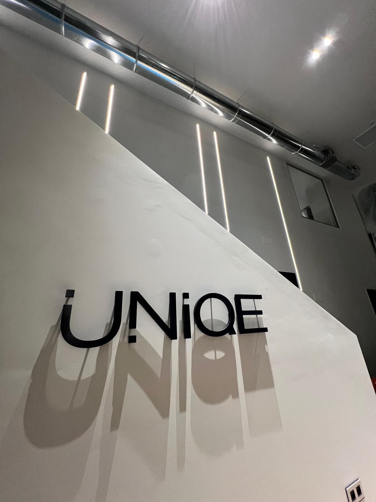 Logo d'enseigne mis en valeur par des profilés LED, chantier Tilt elec