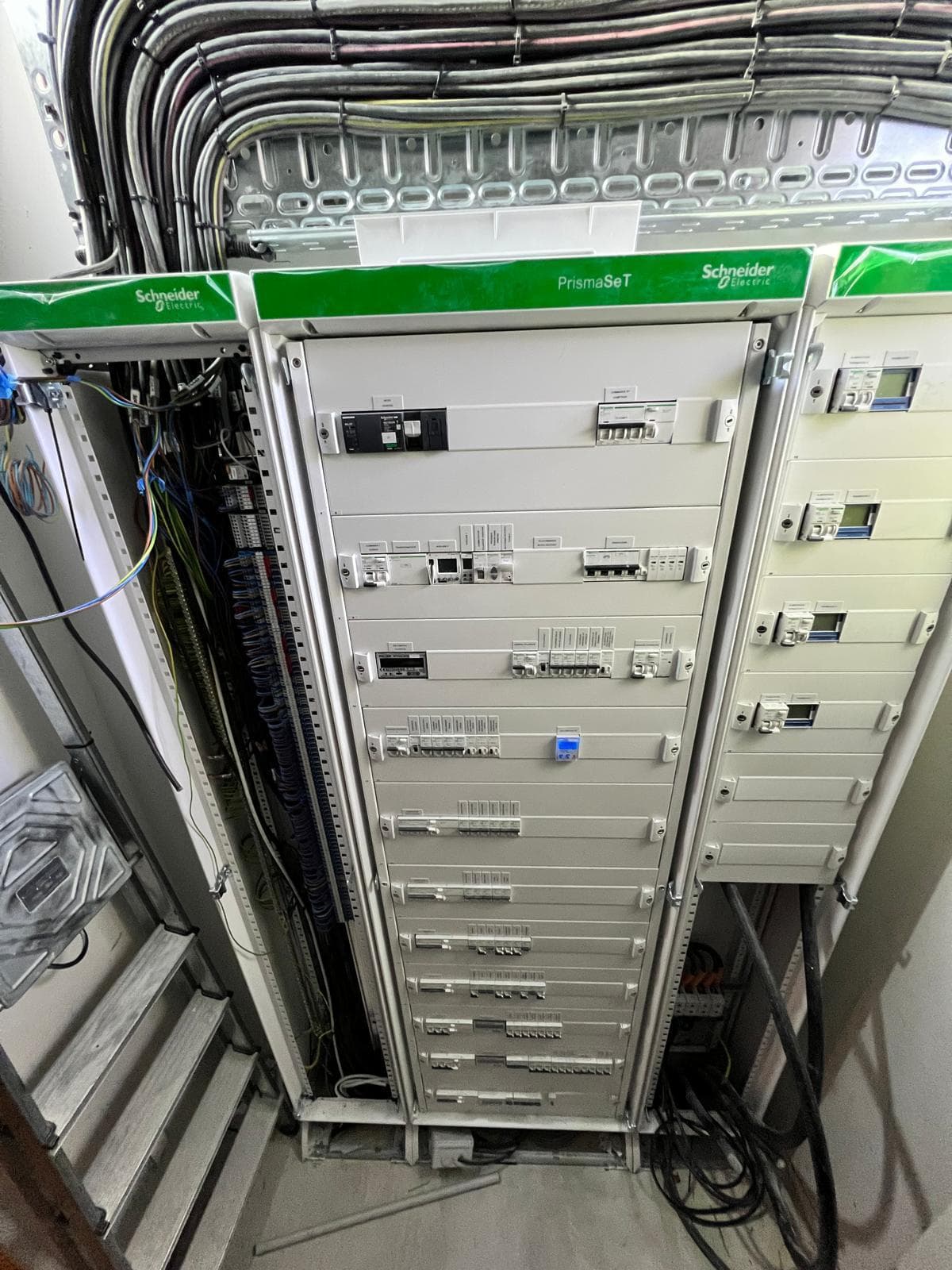 Armoire électrique Schneider Electric câblée par Tilt elec